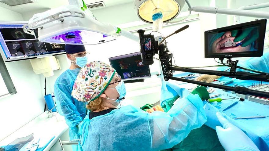 La doctora Pomares durante una intervención.